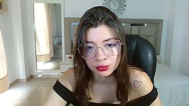 zoecruzz online show from December 18, 2:32 pm