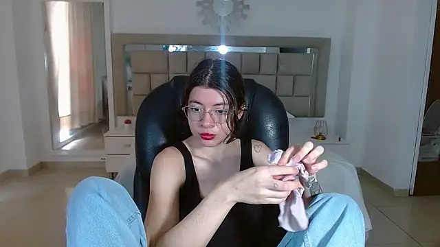 zoecruzz online show from November 18, 3:26 pm