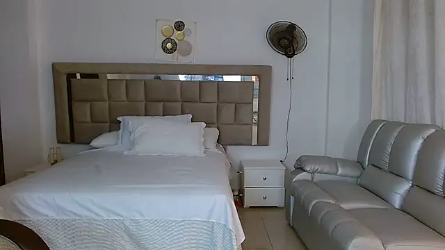 zoecruzz online show from February 6, 2:57 pm