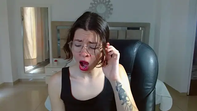 zoecruzz online show from October 24, 3:11 pm