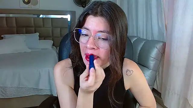 zoecruzz online show from February 8, 2:37 pm