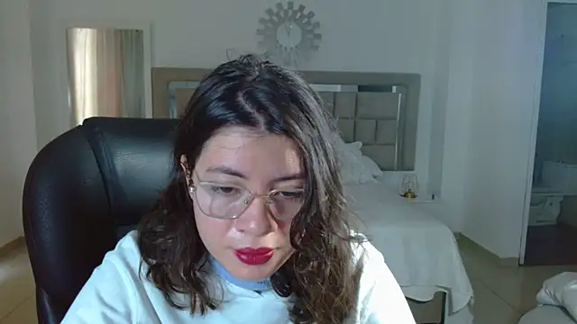 zoecruzz online show from November 14, 3:15 pm