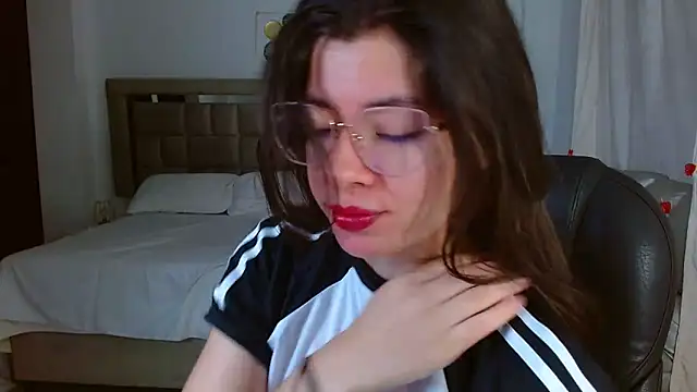 zoecruzz online show from February 19, 1:30 pm