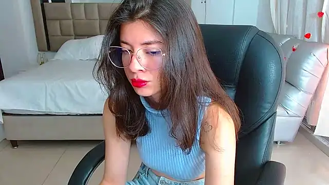 zoecruzz online show from March 4, 1:30 pm