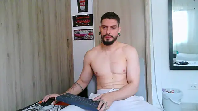 Aaron kwok28 online show from February 22, 7:59 pm