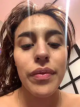 Snapshot of Katee_Jones chatting on February 14, 8:59 pm Katee Jones online show from February 14, 8:59 pm
