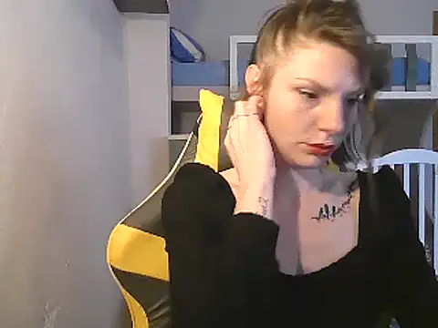 Snapshot of Feli_blue chatting on February 18, 12:06 pm Feli blue online show from February 18, 12:06 pm