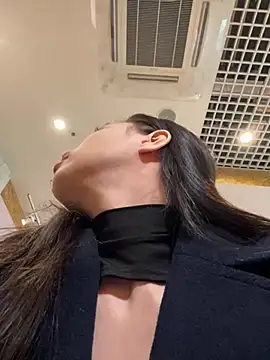 Snapshot of Holly_Play chatting on March 18, 10:07 am Holly Play online show from March 18, 10:07 am