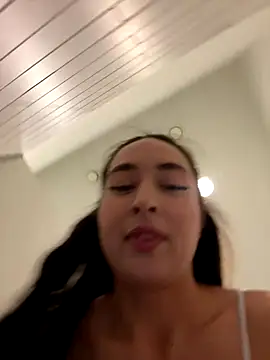 Snapshot of Holly_Play chatting on September 28, 10:11 am Holly Play online show from September 28, 10:11 am