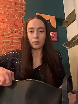 Holly Play online show from May 9, 9:01 am