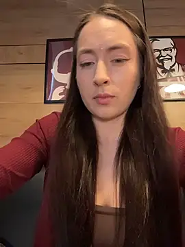 Holly Play online show from May 15, 8:01 am