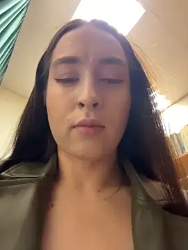 Holly Play online show from May 3, 9:03 am