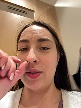 Snapshot of Holly_Play chatting on February 19, 10:12 am Holly Play online show from February 19, 10:12 am