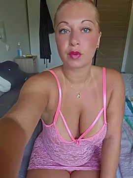 Snapshot of Chaudesquirt chatting on July 16, 9:17 am Chaudesquirt online show from July 16, 9:17 am