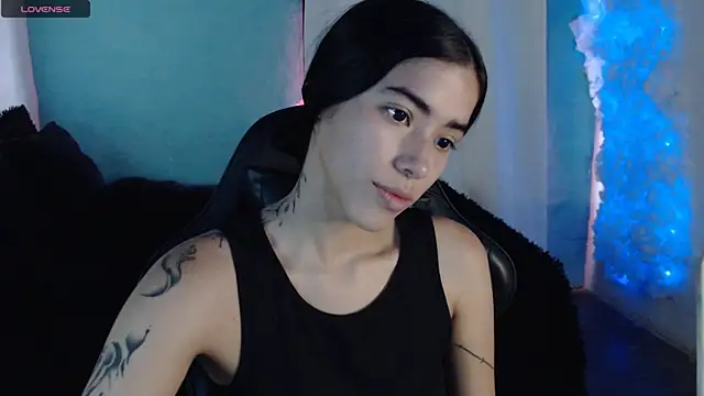 LESLIEBLACK  online show from April 8, 6:42 pm