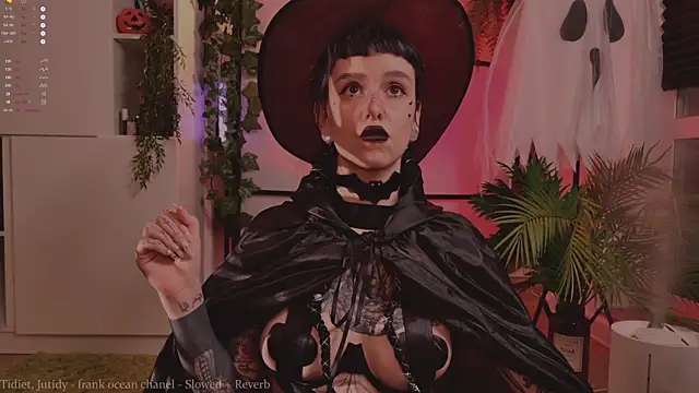 MichaellaMoon online show from October 31, 5:31 pm