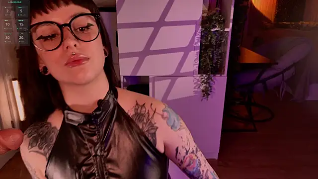 MichaellaMoon online show from April 4, 6:36 pm