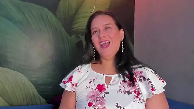 Snapshot of Sharllot_bbw chatting on December 30, 7:32 pm Sharllot bbw online show from December 30, 7:32 pm