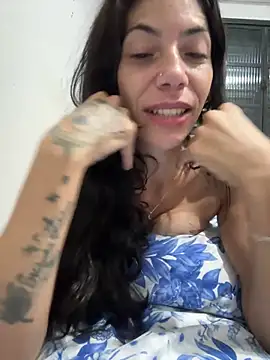 Snapshot of Rainha_Travessa chatting on April 7, 6:37 am Rainha Travessa online show from April 7, 6:37 am