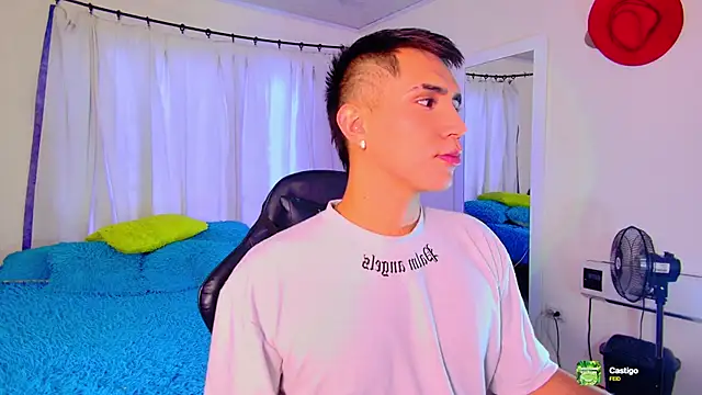 Snapshot of Chris_Maddox chatting on December 3, 7:35 pm Chris Maddox online show from December 3, 7:35 pm