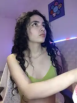 Snapshot of Emily_Saez1 chatting on December 19, 4:02 am Emily Saez1 online show from December 19, 4:02 am