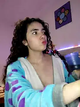 Snapshot of Emily_Saez1 chatting on December 14, 4:01 am Emily Saez1 online show from December 14, 4:01 am