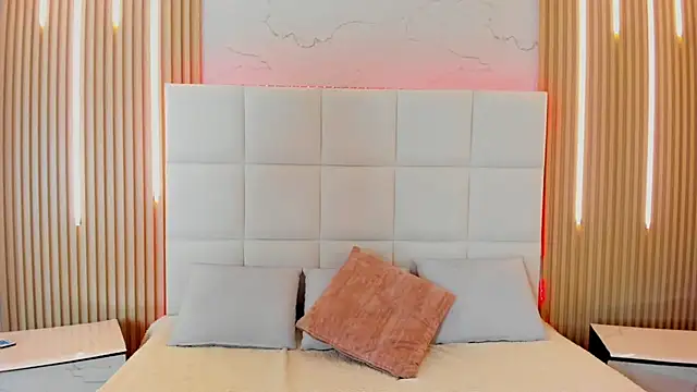 Iris Thompson  online show from November 30, 8:31 pm