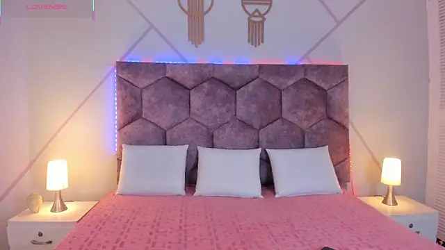 Iris Thompson  online show from November 15, 12:14 am