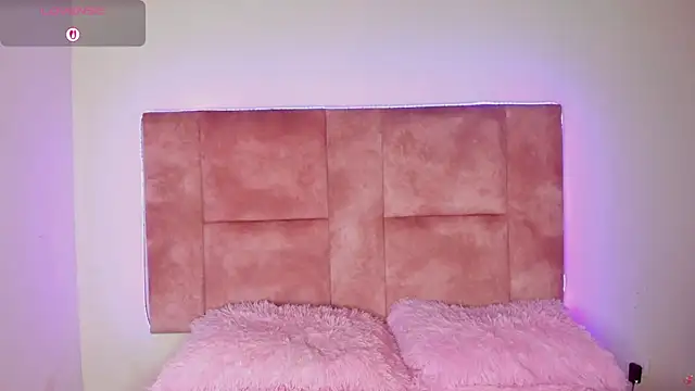 Snapshot of Iris_Thompson_ chatting on June 18, 12:53 am Iris Thompson online show from June 18, 12:53 am