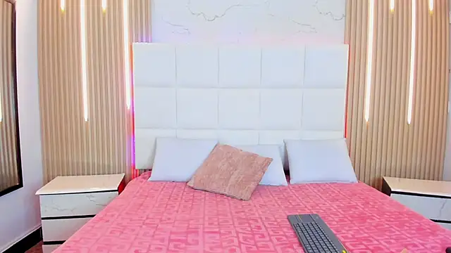 Iris Thompson  online show from October 31, 4:53 am