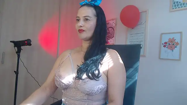 lucy diiaz online show from February 25, 8:00 pm