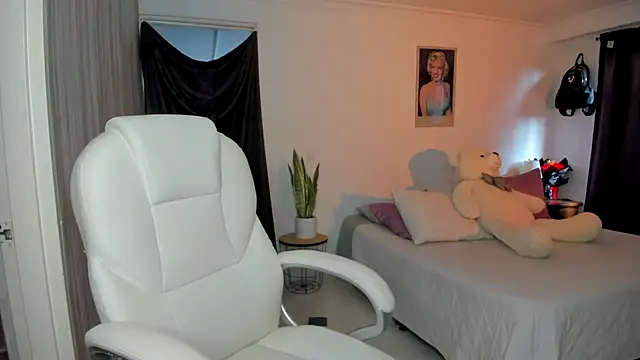 lucy diiaz online show from November 29, 9:37 pm