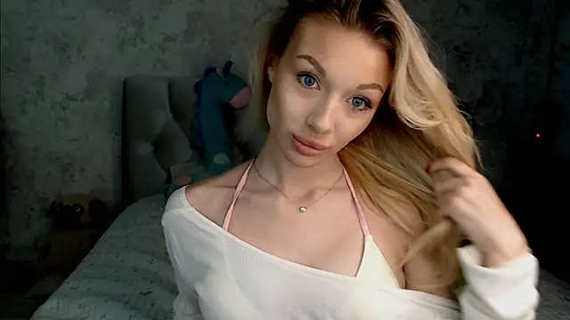 Snapshot of Ella_Milla chatting on July 9, 1:32 pm Ella Milla online show from July 9, 1:32 pm