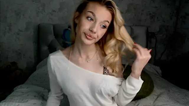 Snapshot of Ella_Milla chatting on June 5, 2:12 pm Ella Milla online show from June 5, 2:12 pm