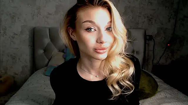 Snapshot of Ella_Milla chatting on June 10, 12:39 pm Ella Milla online show from June 10, 12:39 pm
