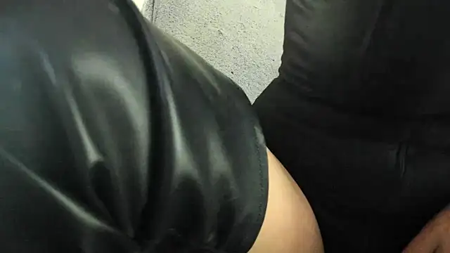 MendiPetite online show from April 3, 8:37 pm