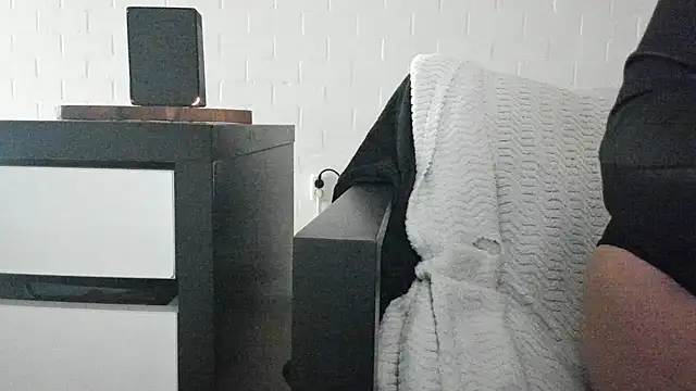 MendiPetite online show from March 14, 10:16 pm