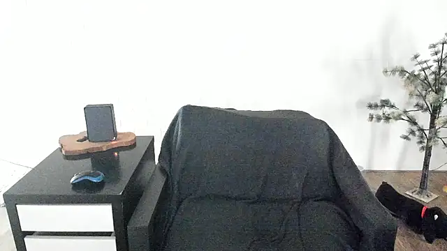 MendiPetite online show from March 18, 9:37 pm