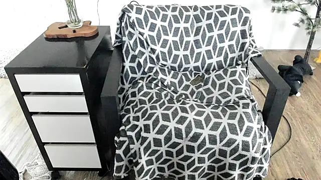 MendiPetite online show from April 12, 8:23 pm