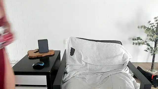 MendiPetite online show from March 26, 8:51 pm