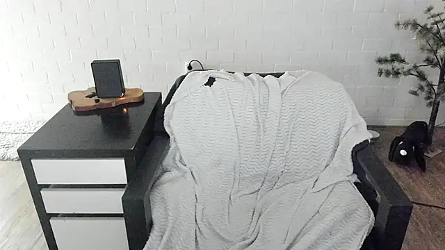 MendiPetite online show from March 16, 8:44 pm