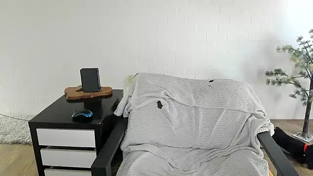 MendiPetite online show from March 24, 10:04 am