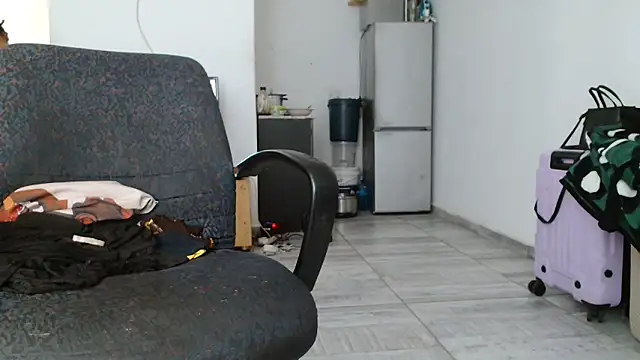 Hugetittiesxx2 online show from November 28, 4:12 am