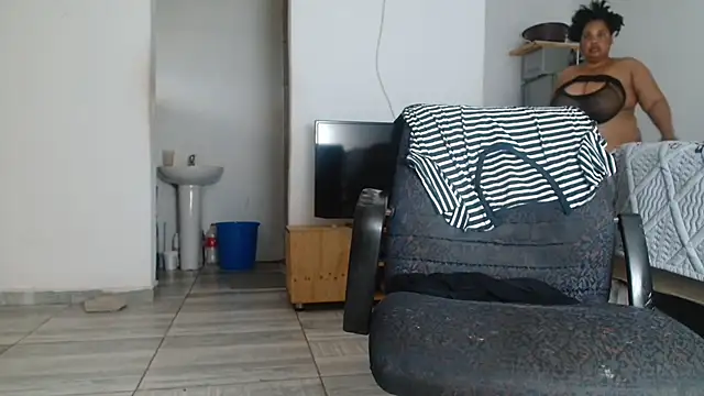 Snapshot of Hugetittiesxx2 chatting on December 22, 3:39 am Hugetittiesxx2 online show from December 22, 3:39 am