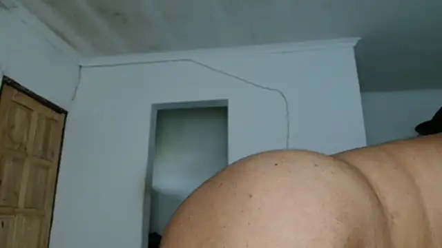 Snapshot of Hugetittiesxx2 chatting on January 17, 5:22 am Hugetittiesxx2 online show from January 17, 5:22 am