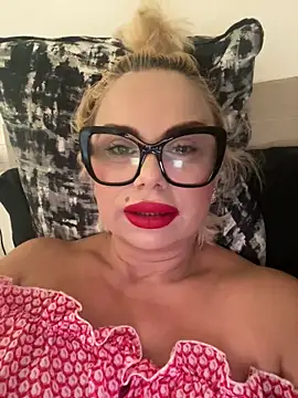 Snapshot of luna_14 chatting on September 29, 7:37 am luna 14 online show from September 29, 7:37 am