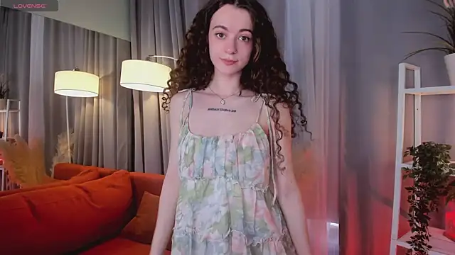 Snapshot of Curly_Moon chatting on July 18, 9:40 am Curly Moon online show from July 18, 9:40 am