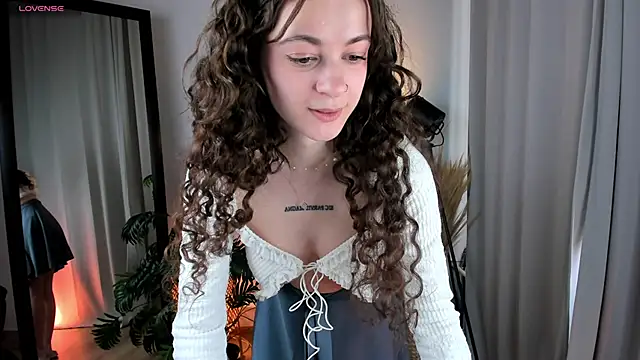 Snapshot of Curly_Moon chatting on May 5, 2:09 pm Curly Moon online show from May 5, 2:09 pm