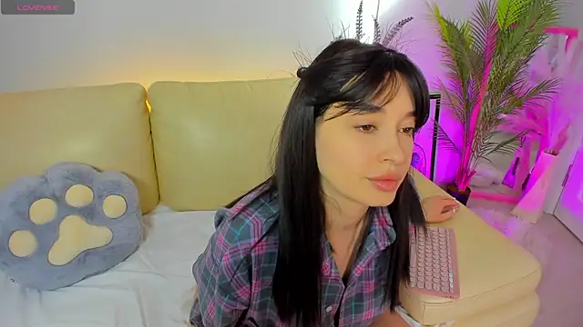 Miss Elia online show from April 4, 12:34 pm