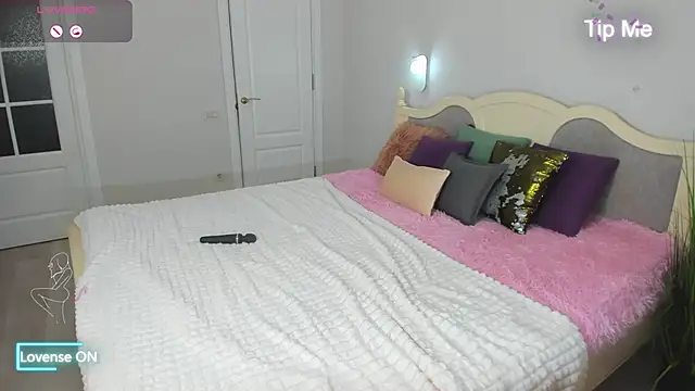 Miss Elia online show from February 22, 10:20 pm